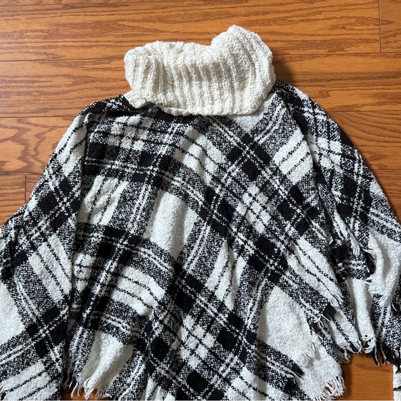 Plaid Turtleneck Poncho Sweater - Black and White size large - extra large l- xl - Picture 2 of 11